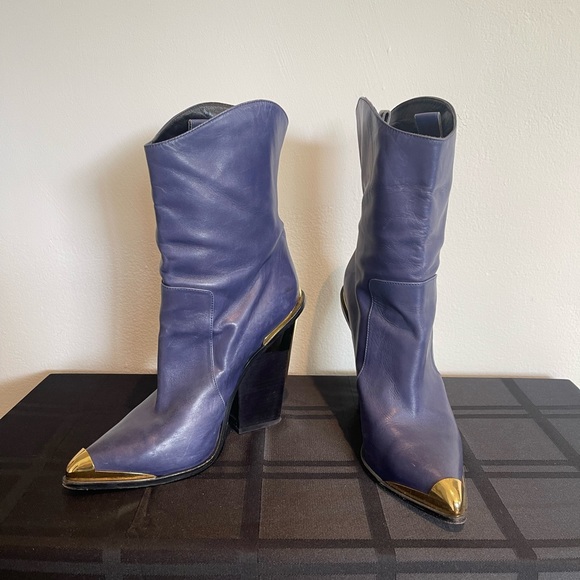 micely6391's tweet photo. So good I had to share! Check out all the items I'm loving on @Poshmarkapp #poshmark #fashion #style #shopmycloset #gallerydept #versace #rvyc: https://t.co/y3y00b3RWo https://t.co/1m05IXCURC