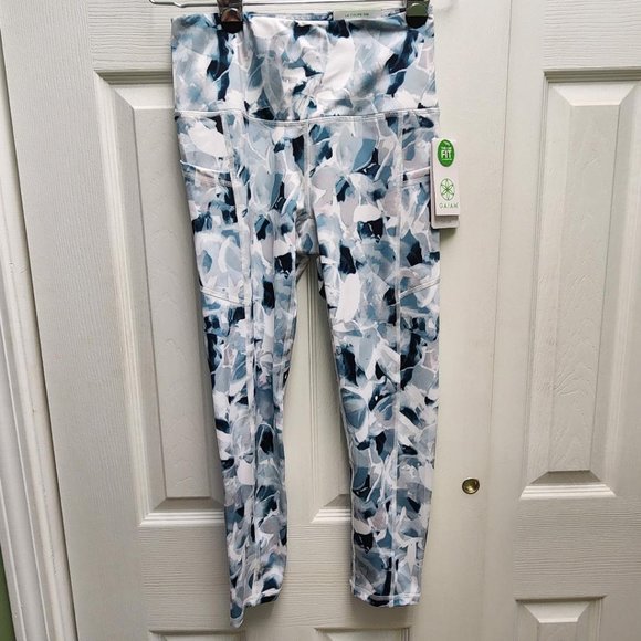 moonlightrose91's tweet photo. So good I had to share! Check out all the items I'm loving on @Poshmarkapp #poshmark #fashion #style #shopmycloset #gaiam #alfreddunner: https://t.co/wTBvZlKJfg https://t.co/Zcw3IcJQc6