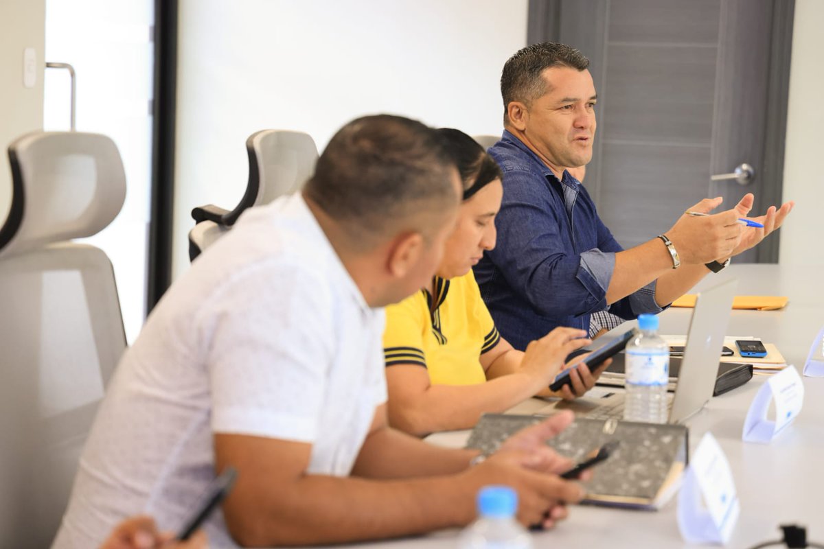 ObraMunicipal's tweet photo. Trabajamos de la mano con los alcaldes sin distingos políticos.👌🇸🇻

Hoy recibimos a los ediles de Talnique, Sesori, Intipucá, La Palma, Puerto El Triunfo y Estanzuelas, para verificar el avance de algunos proyectos e informar el estado de otros. 

Juntos #EnLaDirecciónCorrecta. https://t.co/y8dQ1pf3K1