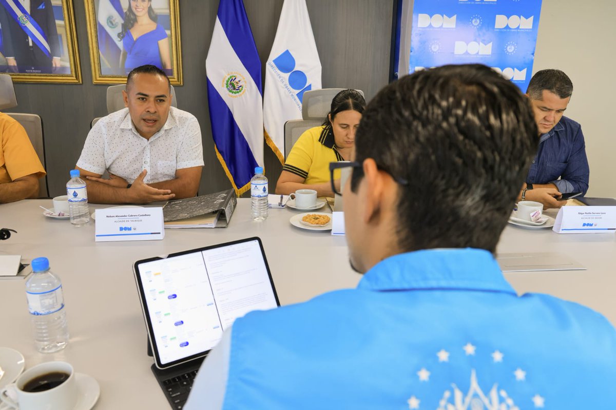 ObraMunicipal's tweet photo. Trabajamos de la mano con los alcaldes sin distingos políticos.👌🇸🇻

Hoy recibimos a los ediles de Talnique, Sesori, Intipucá, La Palma, Puerto El Triunfo y Estanzuelas, para verificar el avance de algunos proyectos e informar el estado de otros. 

Juntos #EnLaDirecciónCorrecta. https://t.co/y8dQ1pf3K1
