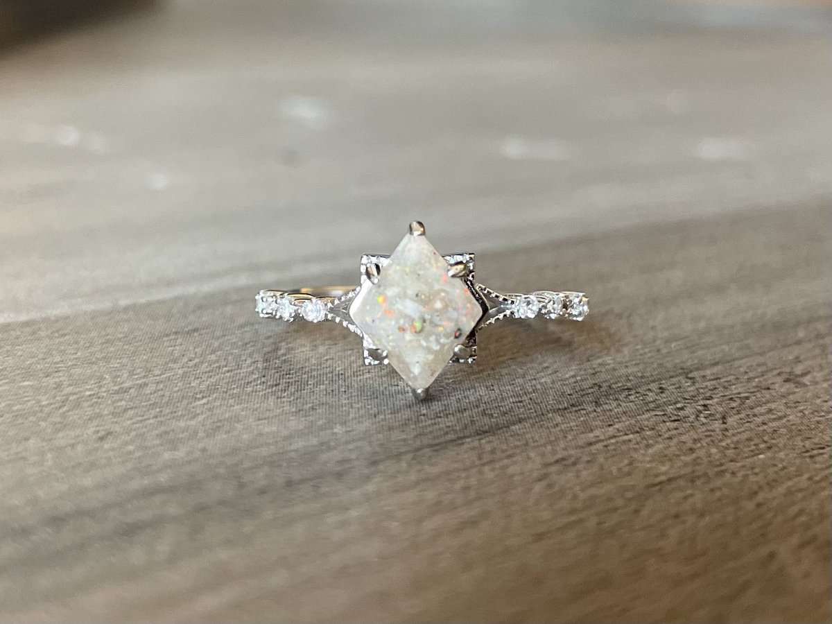 sweetbkeepsakes's tweet photo. The Bellamy cremation ring, with crushed opal 🤍 

#memorialring #cremationring https://t.co/USj9zjbuPn