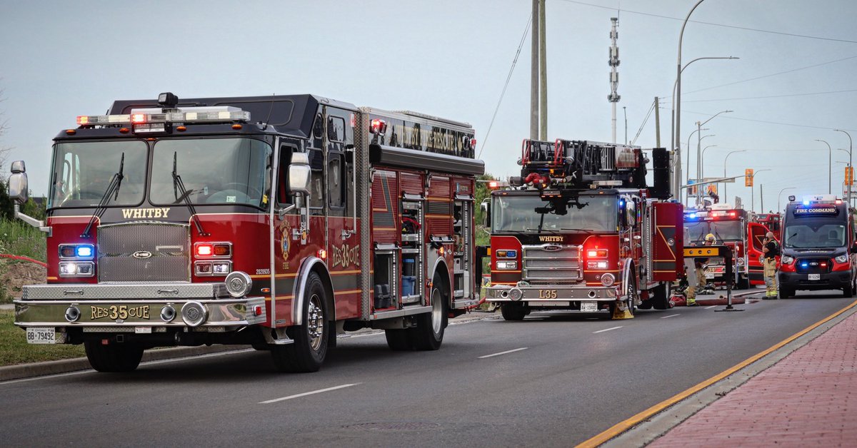 Whitby Fire & Emergency Services “A2” Platoon, o/s this evening of a vacant residential structure fire. Heavy smoke visible, well involved on arrival.

Exterior operation, total roof collapse into the structure, numerous lines in operation. 

No injuries

@WhitbyFire @WPFFAL2036