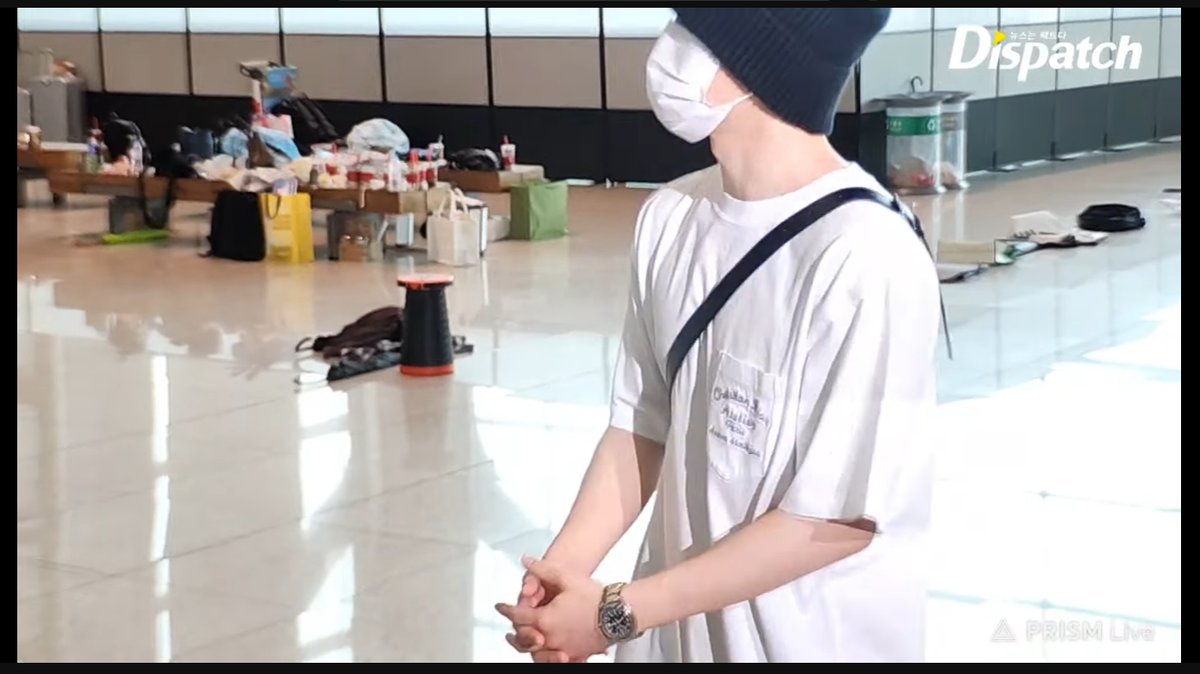 ahhh jimin looks so cute! 
have a nice flight!