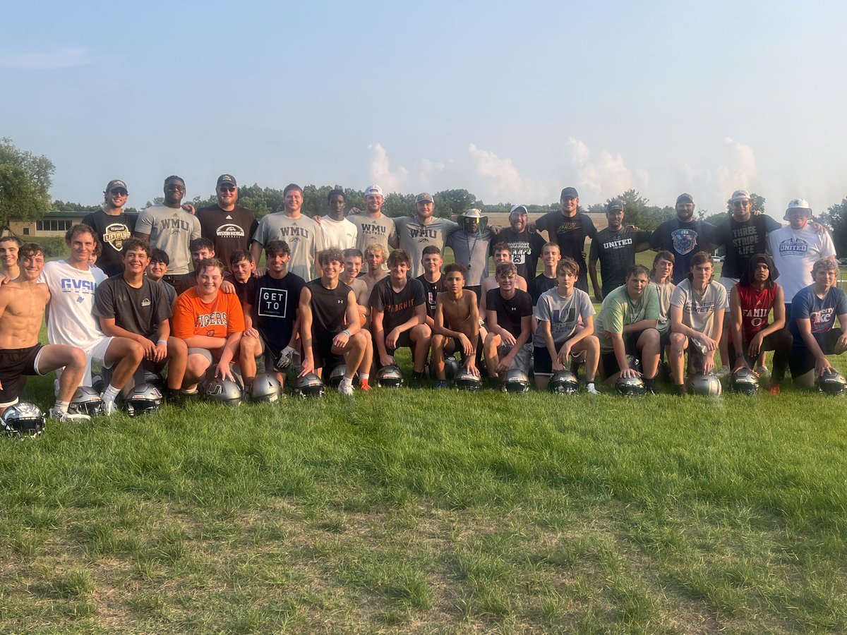 UnitedFootball_'s tweet photo. Great night of football at United Practice field with WMU players. Thank to all @WMU_Football  players who helped make our players better on and off the field. @EricWenzel5 @BooneBonnema @Tatehallock814 https://t.co/27ICrXjzrg