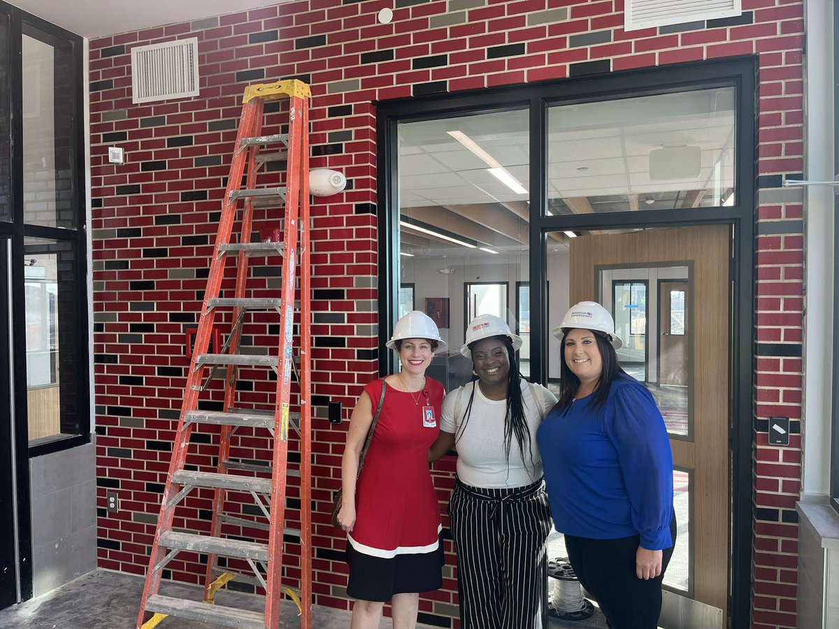 LGonzalez_GES's tweet photo. What's the #DVDifference? Your Asst. Supt of operation answers your request and arranges a tour of the new MS for a new AP hire in less than 24 hrs. #DVDifference #whateverittakes #welcometoDV #APsRock https://t.co/8rTxr6bHSD