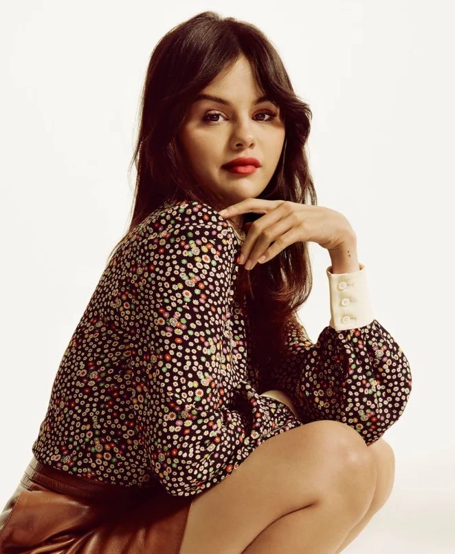 PopBase's tweet photo. Selena Gomez is in talks to play Linda Ronstadt in a biopic, Showbiz 411 reports. https://t.co/tTExXVYIaZ