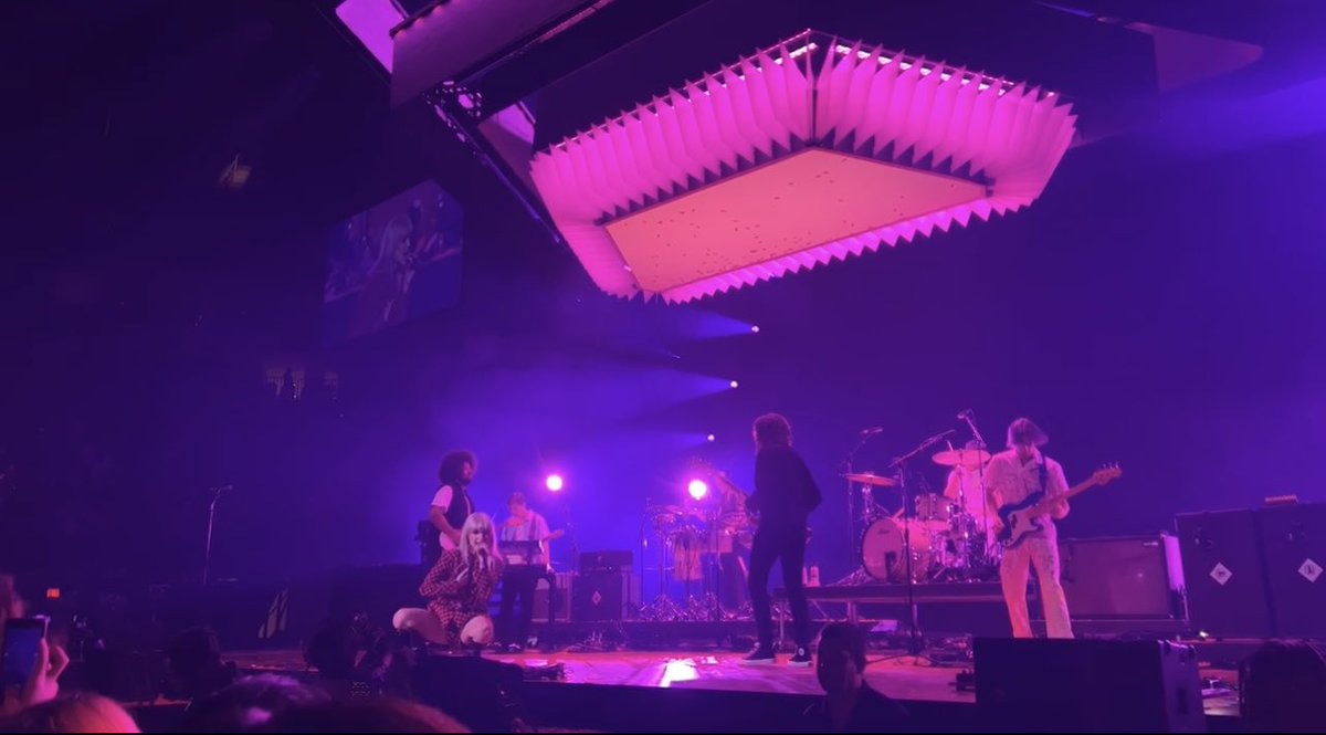 lorielainee's tweet photo. “And the blood in these veins
Isn’t pumping any less than it ever has
And that’s the hope I have
The only thing I know that’s keeping me alive”
Can’t even explain how much I love this band 😭✨💕 #ParamoreHouston #paramoreinnorthamerica https://t.co/n0wqjX2g7Z