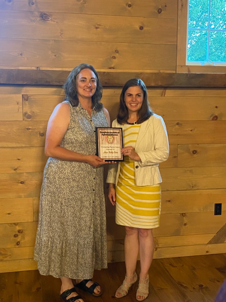 MrsDLuffy's tweet photo. 💙💛💙💛
PAAE celebrating their best tonight! Congrats Mrs. Bier and Ms. Boltz! https://t.co/mxqWxdhOW3