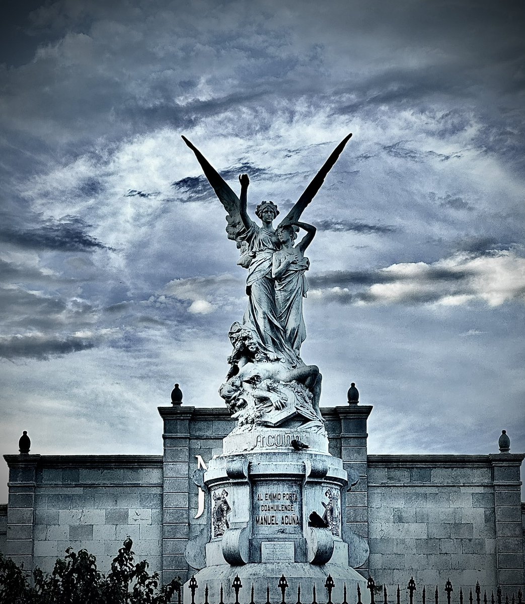 ElCharrocker's tweet photo. El día de ayer en #Saltillo realicé esta fotografía con mi celular. 

Monumento dedicado a Manuel Acuña, en la plaza pública del mismo nombre. 

Fotografía: Fernando H. García
Con: #iphon14pro @Apple 
Saltillo, Coahuila. México. https://t.co/iioqzK7ZtA