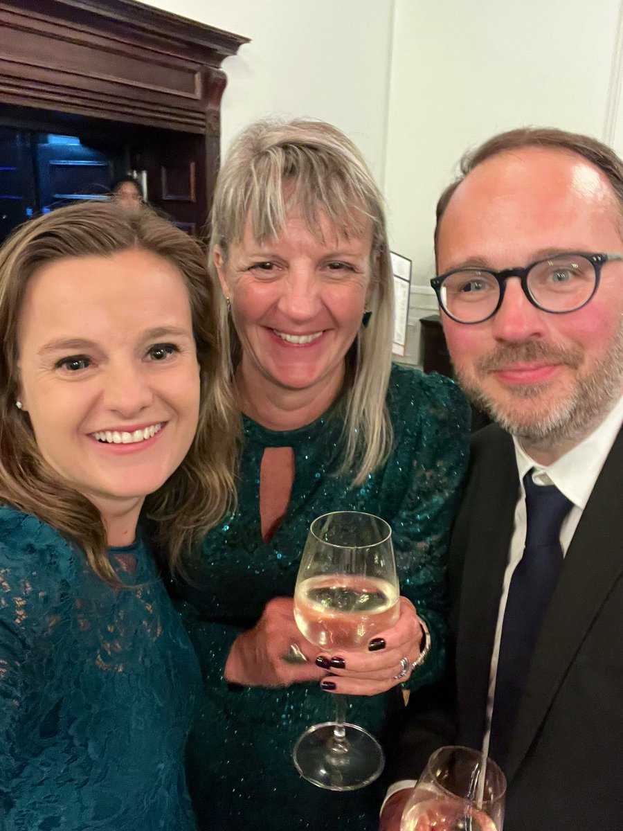 Great night at the <a href="/Headlinemoney_/">Headlinemoney</a> Awards! 💃 <a href="/AndyCleverCash/">Andy Clever Cash</a> <a href="/ComplainingCow/">Helen Dewdney</a>