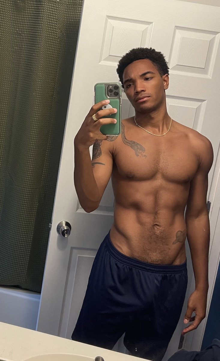 yr_akf's tweet photo. sweaty post-gym 😶‍🌫️ https://t.co/2l46KX3YF7