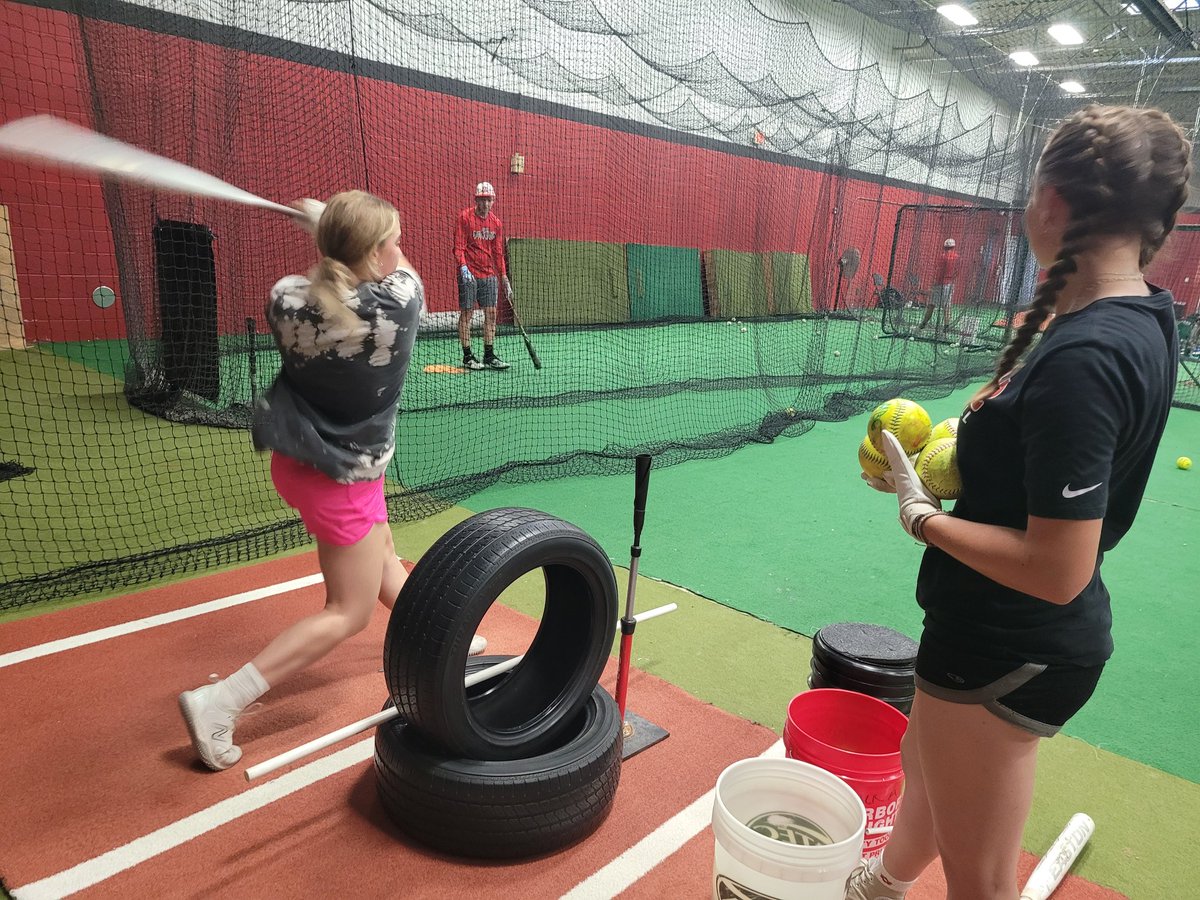 T2Smigiel's tweet photo. Top down. Set inside track so we can look inside the ball to its square...meet it out front, extend either inside or to the outside to drive balls.
Doesn't mean you'll get a hit...but it does mean you WILL hit, not pop out. #Bashletes drive 🥎s💥
@Turnin2Softball @softball_iq https://t.co/r9rm4FDP1B