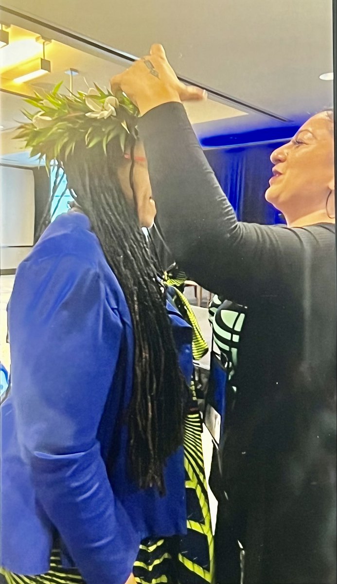 Such a special moment at the International Reading Recovery Institute when ⁦@JacobaMatapo⁩ gifted me her head dress. We delivered Keynotes today ⁦@rrcna_org⁩ ⁦@kaye_reading⁩ 🙏🏾❤️