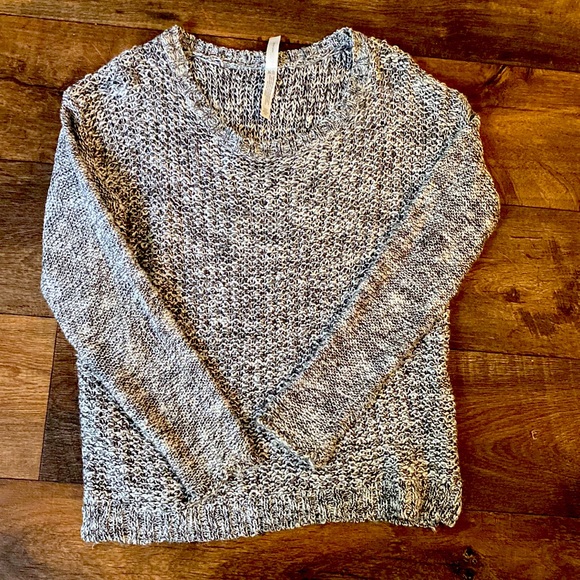 Aly12799's tweet photo. So good I had to share! Check out all the items I'm loving on @Poshmarkapp #poshmark #fashion #style #shopmycloset #simplyveraverawang #aeropostale #calvinklein: https://t.co/VqLPRKYsgq https://t.co/lzGPjOPKc6