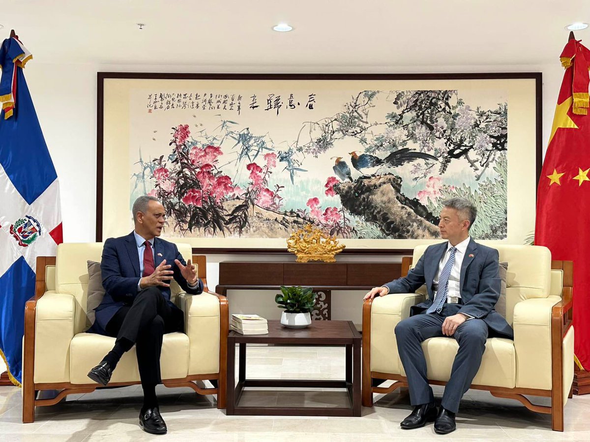 InternacionalFP's tweet photo. Hoy nuestro secretario de Relaciones Internationales @manolopichardo_, hicieron una visita de cortesía al nuevo embajador de la República Popular de China en República Dominicana, @EmbChenLuning @ChinaEmbajadaRD.
#fp #ppch #china #FuerzaDelPueblo https://t.co/GJBPxu6zIU