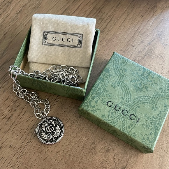 ShannonNic50's tweet photo. So good I had to share! Check out all the items I'm loving on @Poshmarkapp #poshmark #fashion #style #shopmycloset #gucci #salvatoreferragamo #hermes: https://t.co/NHSh6cNtIR https://t.co/9BW4SiihIa