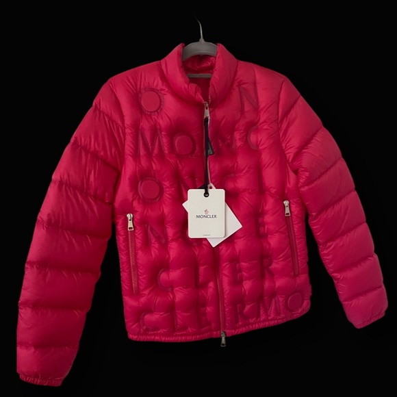vibrant__thing's tweet photo. So good I had to share! Check out all the items I'm loving on @Poshmarkapp from @MzGlamModel #poshmark #fashion #style #shopmycloset #moncler #dior #helmutlang: https://t.co/LQWPaM46hh https://t.co/mfCUSUKJ7J