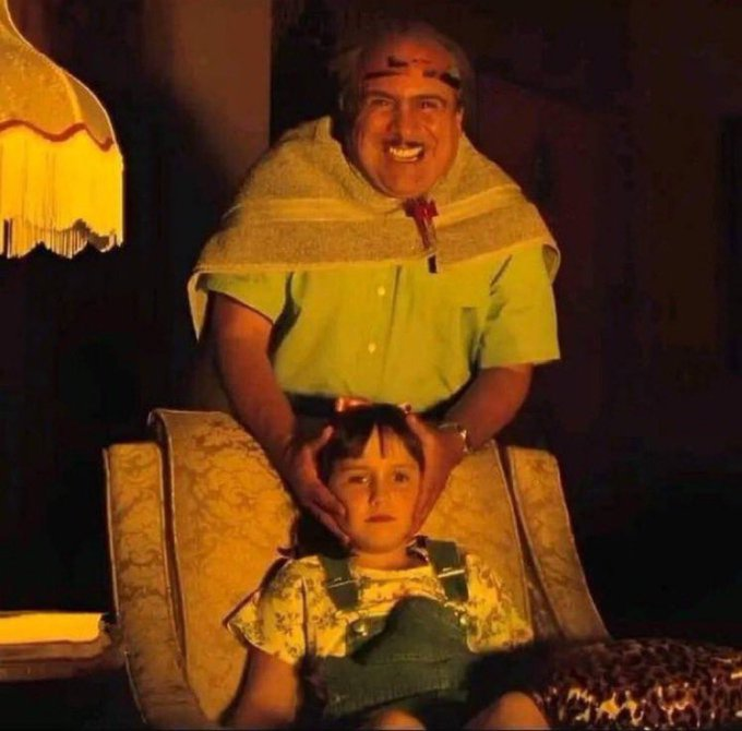 yo obligando a mi amiga a ver los 1000 tiktoks q le mando por día