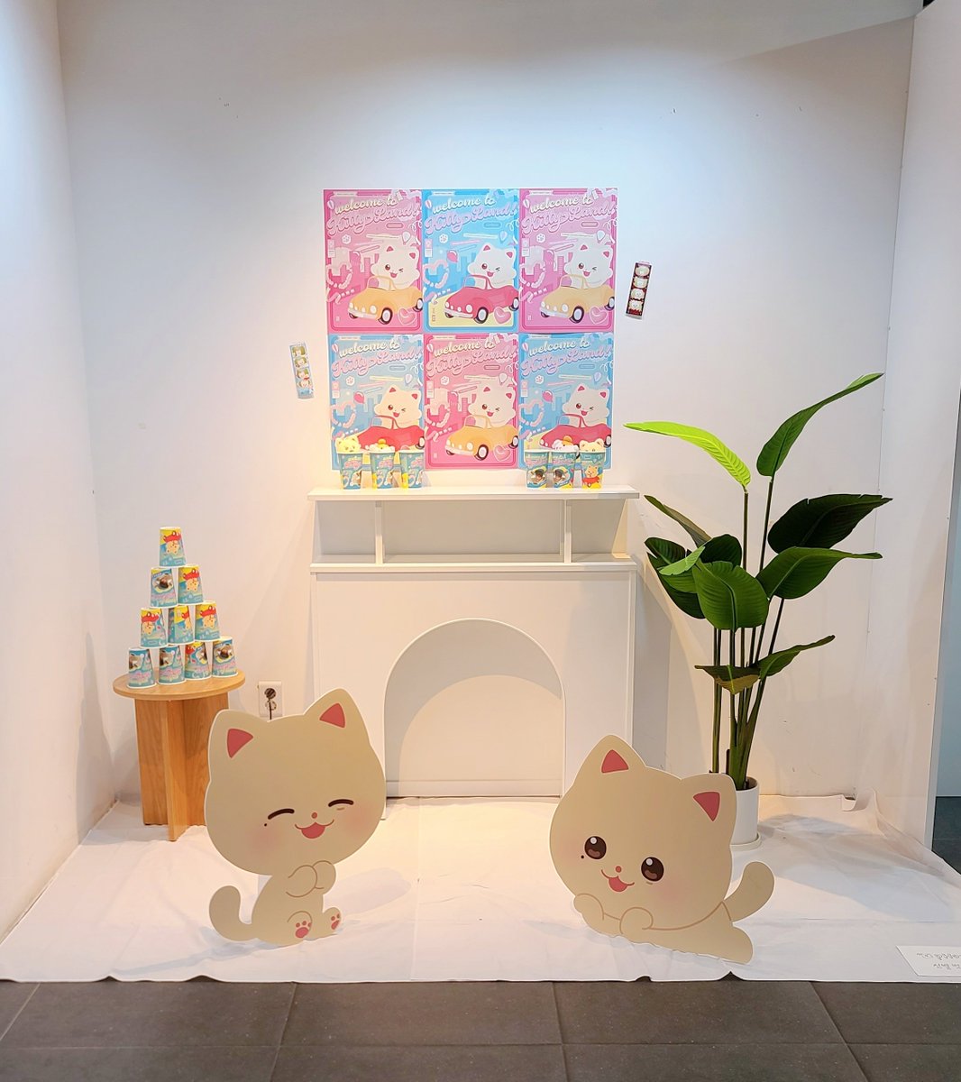 #WELCOME_TO_KITTYLAND
쏭쏭이의 등장 이후로 솔직히 성냥이한테 소홀했던거 인정. 햇빛도 못보고 놀러갈 때 따라나가지도 못하고 방 어딘가에서 굴러다니던 성냥쓰 근데 입구부터 맞아 내 첫 인형은 성냥이었지... 하고 기강 쎄게 잡힌 카페. 내가 명동 앤나 을지로까지 찾아온덴 다 이유가 있었구나