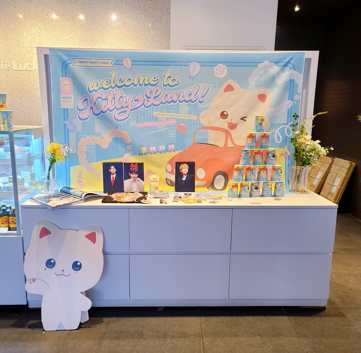 gold_patt's tweet image. #WELCOME_TO_KITTYLAND
쏭쏭이의 등장 이후로 솔직히 성냥이한테 소홀했던거 인정. 햇빛도 못보고 놀러갈 때 따라나가지도 못하고 방 어딘가에서 굴러다니던 성냥쓰 근데 입구부터 맞아 내 첫 인형은 성냥이었지... 하고 기강 쎄게 잡힌 카페. 내가 명동 앤나 을지로까지 찾아온덴 다 이유가 있었구나