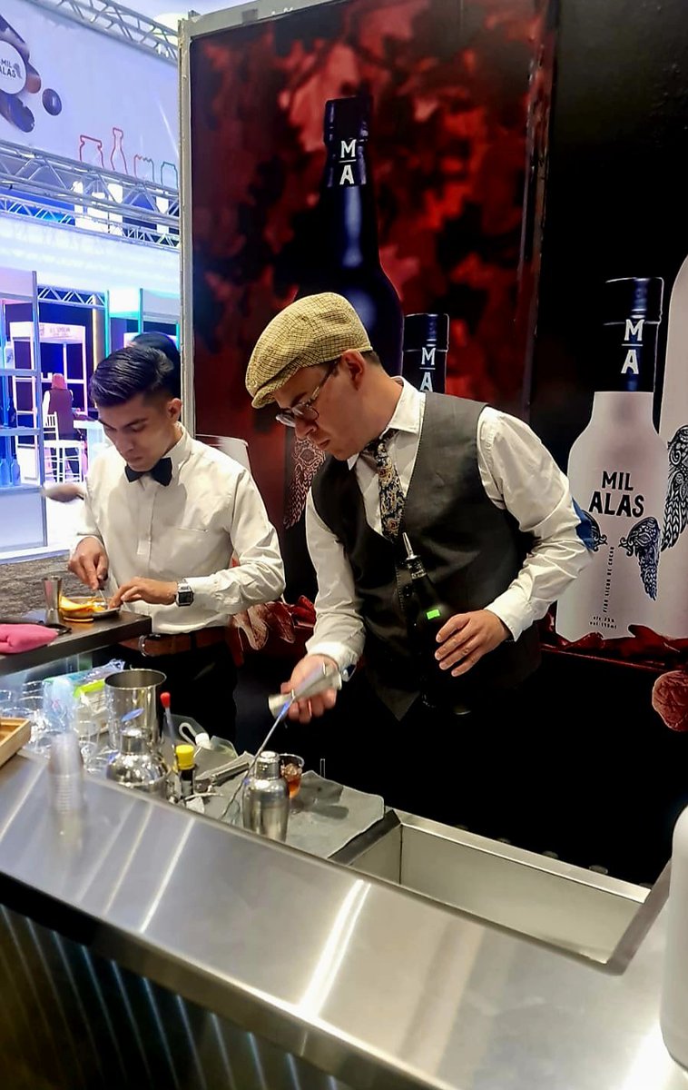 MaferCioccolato's tweet photo. #Flights by #MilAlas en el coctail de honor de la 2a. Conferencia Internacional de Alimentos y Bebidas.
@ElWarista y #MonoBar presentes para dar a conocer la versatilidad y calidad de nuestros licores finos de #cacao
-Mil Alas
-Xibalbá Sour
-Mil Alas #Nocturne
-Old Fashioned https://t.co/xncoqUTGp8