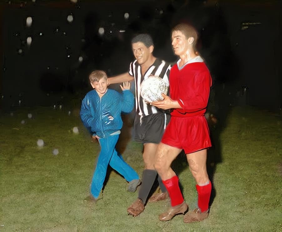 Garrincha (Botafogo) y Dragoslav Šekularac (Estrella Roja de Belgrado). 1961.