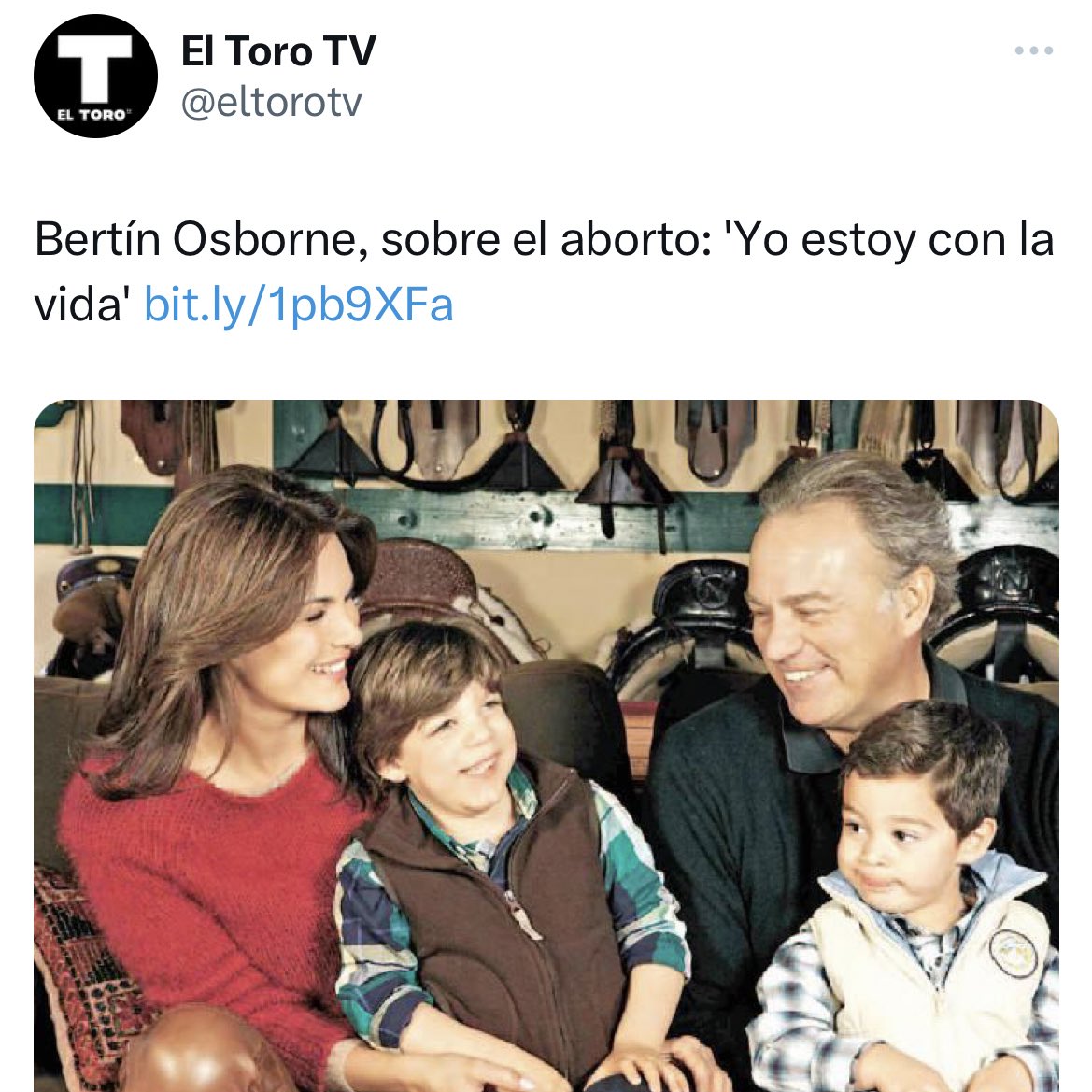 missantropez's tweet photo. Bertín Osborne sobre el aborto, con su familia tradicional: “Yo estoy por la vida”

Bertín Osborne sobre el aborto, cuando preña a una joven currela: “Le dije puedes tenerlo o no tenerlo y te voy a apoyar”

Vuelve la España de los 70 ✝️💃🏻.
#LaMantillaPaCuando https://t.co/OXD2UUo7j7