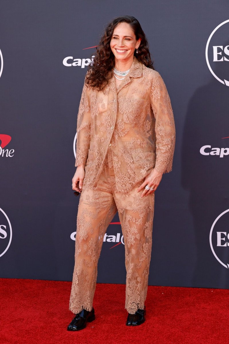 RT @SB10BS30posts: SUE BIRD on the 2023 ESPYS red carpet. https://t.co/vstVzPSf87