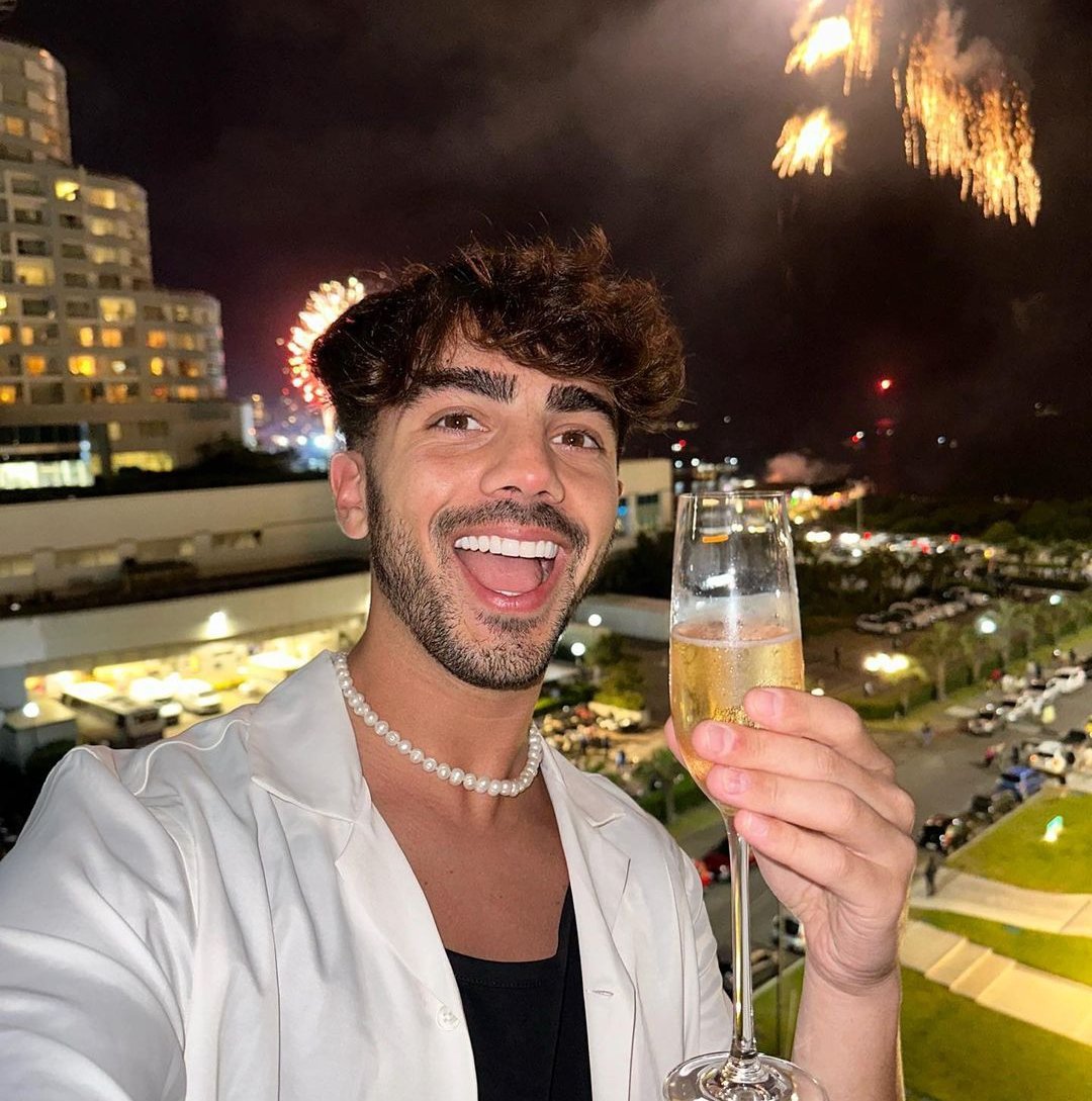vigevani_cherry's tweet photo. Holaaa! 
Soy yanni, tengo 14, soy colombiana sigo a Federico desde 2018 y pues estoy en el fandom de tw desde 2021, no me siento TAAAAN integrada pero me gustaría quisiera volver a integrarme y pues nada, lqm (denle rt y mg)🫶🏻 #integraciónclowns 
(@fedevigevani ) https://t.co/XvJkV2Fuoh