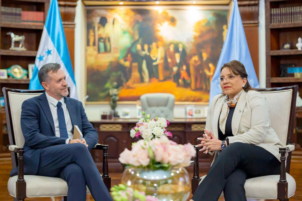 GobXiomaraHN's tweet photo. En el encuentro que se desarrolló en Casa Presidencial, la presidenta @XiomaraCastroZ en compañía del secretario Privado de la presidencia @HectorZelaya, reiteró su compromiso en el combate a la corrupción y reafirmó apoyo para instalar la CICIH en el país. https://t.co/nQWf1iwWUx