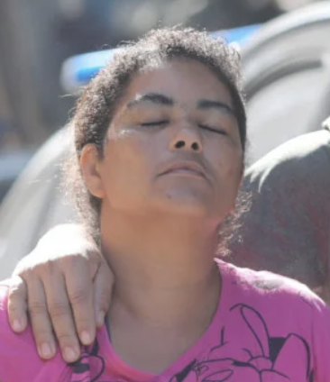 Paulimbh's tweet photo. Passei o dia chocado com uma cena de puro terror que vi na mídia, e amanhã terá desaparecido. Afinal, a quem interessa a vida de um ser tão frágil.
No Rio, uma mãe levava cedinho seu filho pra escola. Autista, aos 11 anos, ele vestia seu uniforme escolar, e saía de casa, num conjunto popular. Seguia de mãos dadas com a jovem mãe, e acompanhado de um colega.
Um estampido, e a mãe sentiu o filho se afrouxar, e tombar a seu lado. Um tiro de fuzil que ainda atravessou uma mochila e foi se alojar na lataria de um automóvel. O policial, numa viatura parada ali perto, disse que respondeu a um ataque de traficantes. Ataque que ninguém por viu ou ouviu.
Houvesse céu, um novo anjo teria ali aportado trazendo a trágica dor dos humanos. E a maior delas, a dor de uma mãe.