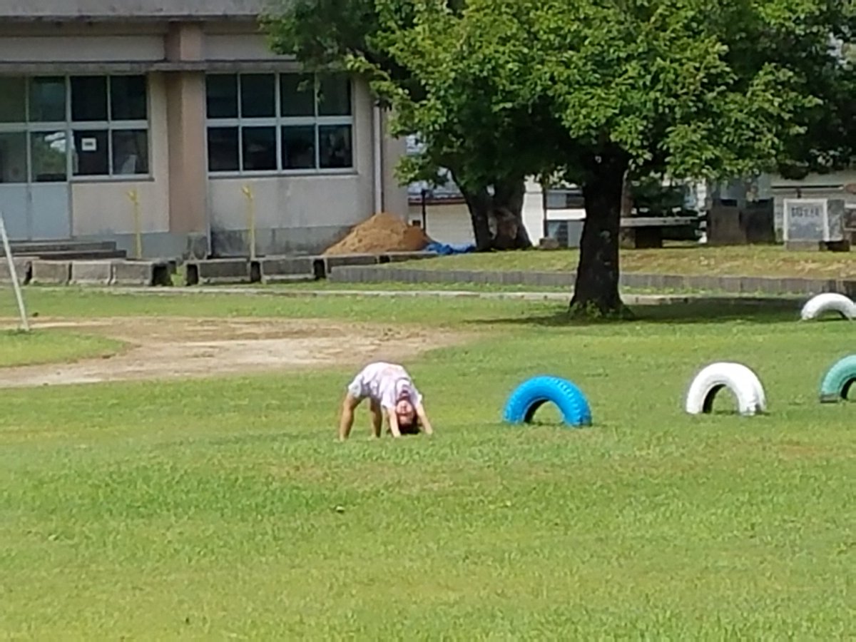 「オバーン！あたしを探してーっ！！！」
って
遊びに言ったあたしの母校で
呼ばれたら
タイヤにカモフラージュしてた
当時小1だった姪っ子笑

(今中1 多分同じことしてくれる笑笑)