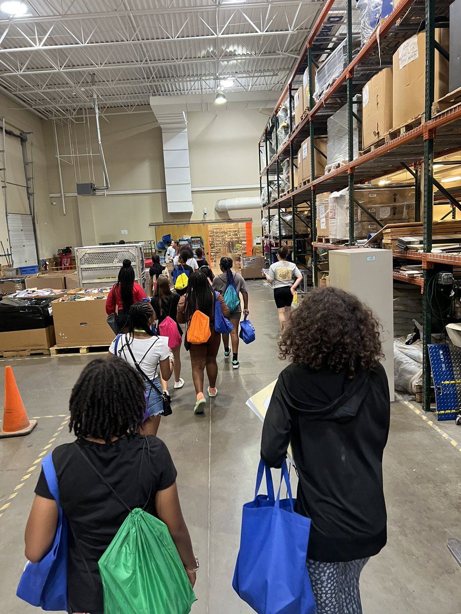 BestoftheBatch's tweet image. Goodwill provided a notebook 📓 and other items to the young ladies. While $15 were given to each of them to calculate and buy clothes, then use them to create their own outfits to model 👗

July 28th 🤫

#GirlTalk #CampBatch #Goodwill #BestoftheBatch #Clubhouse #Fashionshow