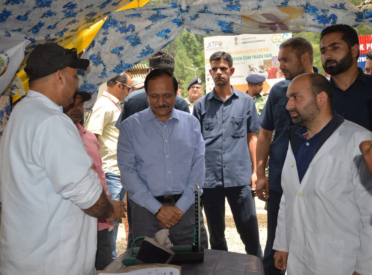 kamranajaz9's tweet photo. #ShriAmarnathJiYatra2023
Advisor to LG Sh.@manojsinha_ Sh.Rajeev Rai Bhatnagar visited the #Nunwan Base camp  and reviewed the #arrangements for ongoing #ShriAmarnathJiYatra2023; assesses traffic arrangements, #Medical
facilities for #HolyYatra.
#Pilgrimage
@OfficeOfLGJandK https://t.co/CproR1Lu2s