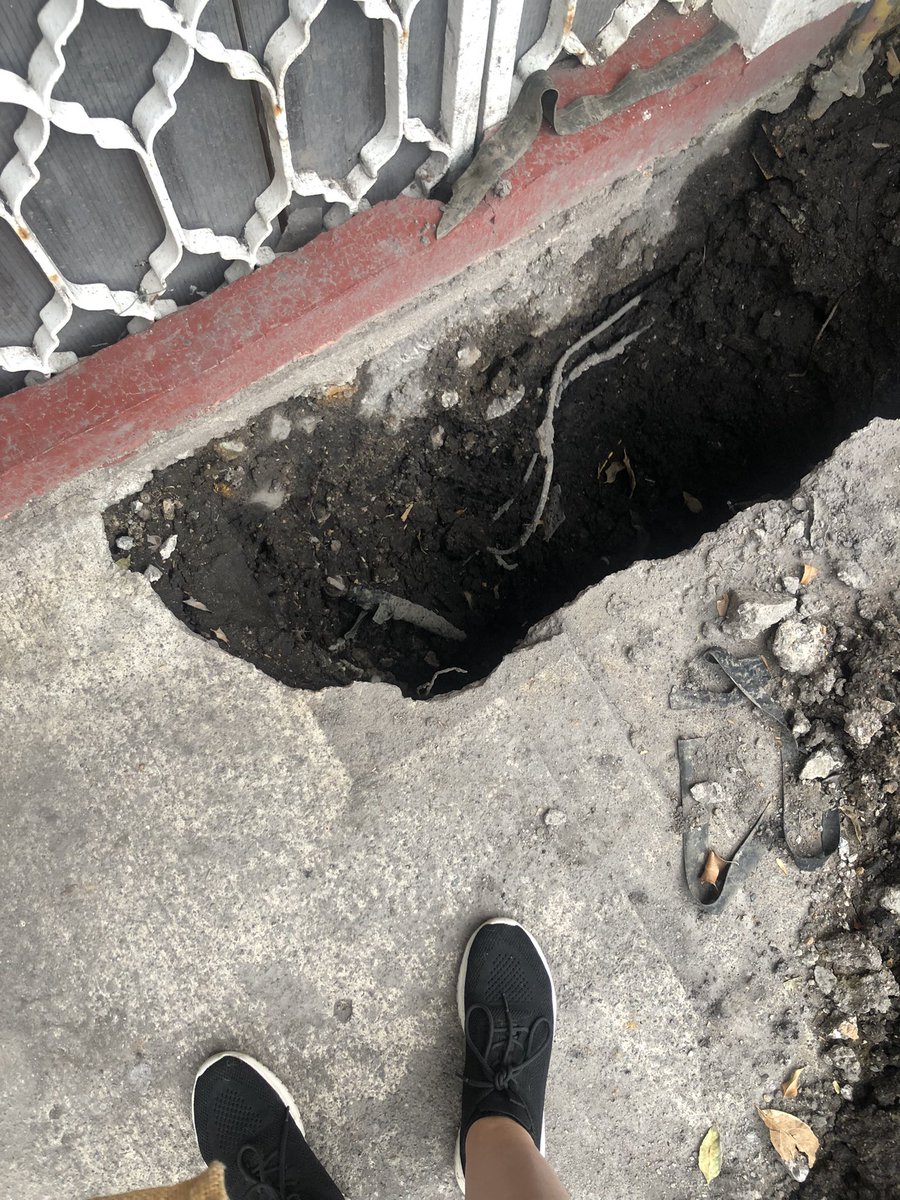 Hola, <a href="/CFEmx/">CFEmx</a>!!! Mira este boquete, ahí se encuentran cables que no están adecuadamente aislados y ponen en riesgo a por lo menos dos familias. Por favor, puedes ir a aislar esos cables???? Del cierre del boquete que se encargue @SacmexCDMX, de favor. DM para # de reporte