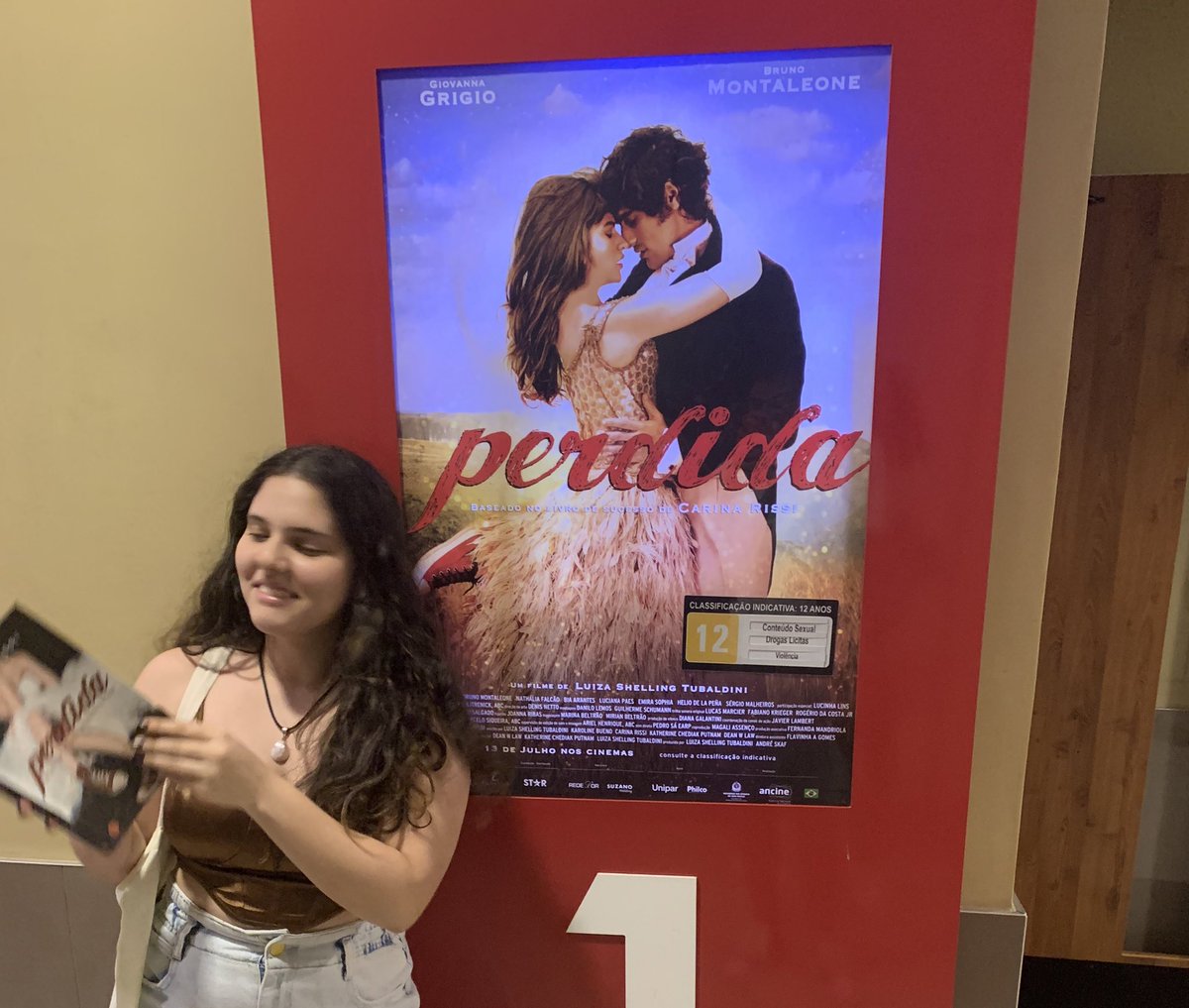 _amarilima's tweet photo. hoje eu fui VALORIZAR O CINEMA NACIONAL!
assisti #PerdidaOFilme, e sério, que filme bom! Quem é fã de romance vai amar ❤️

Essa foto minha com a autora é de 2016 🥺🫶🏻 https://t.co/ST8ojWQFw7