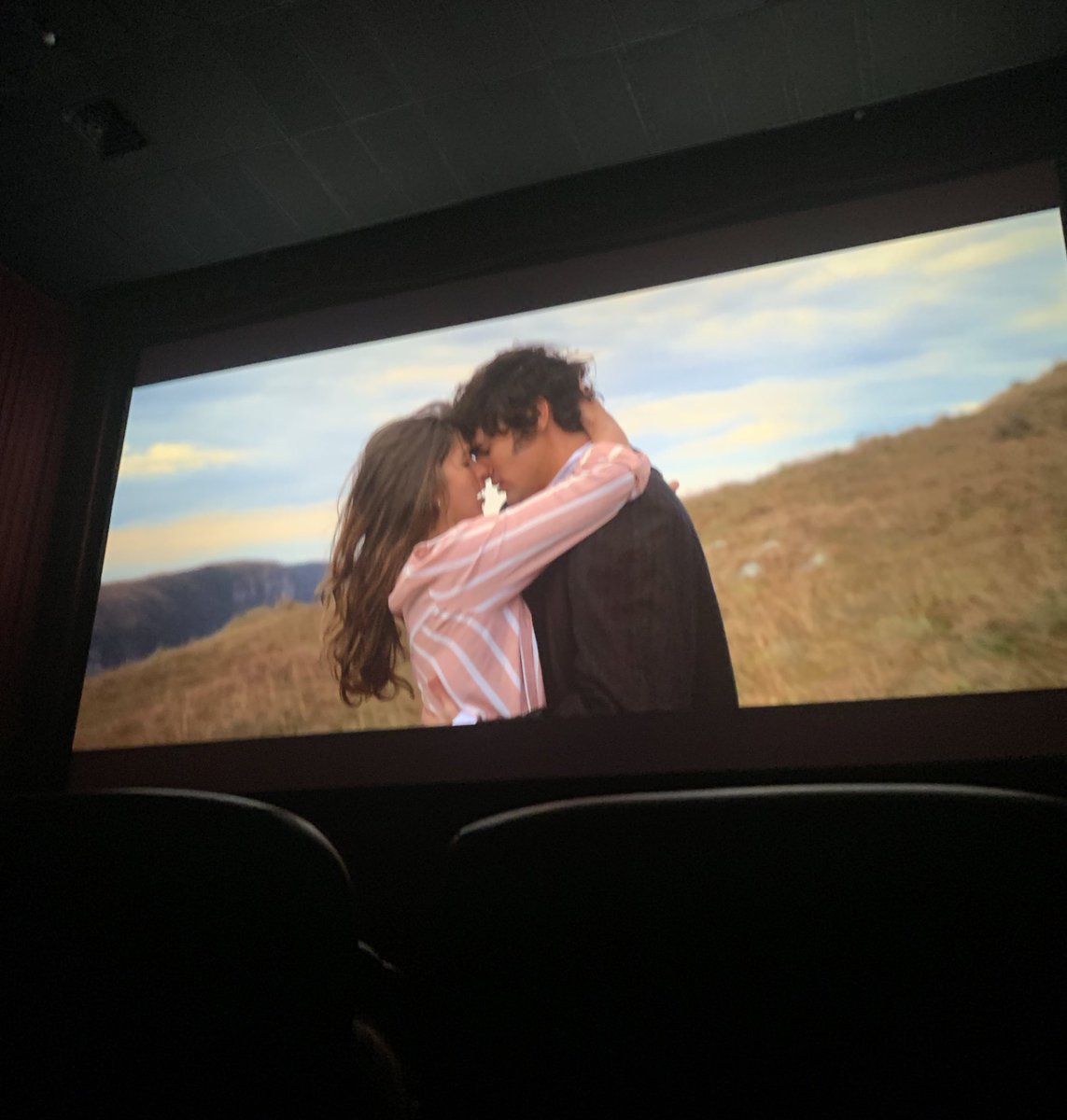 _amarilima's tweet photo. hoje eu fui VALORIZAR O CINEMA NACIONAL!
assisti #PerdidaOFilme, e sério, que filme bom! Quem é fã de romance vai amar ❤️

Essa foto minha com a autora é de 2016 🥺🫶🏻 https://t.co/ST8ojWQFw7