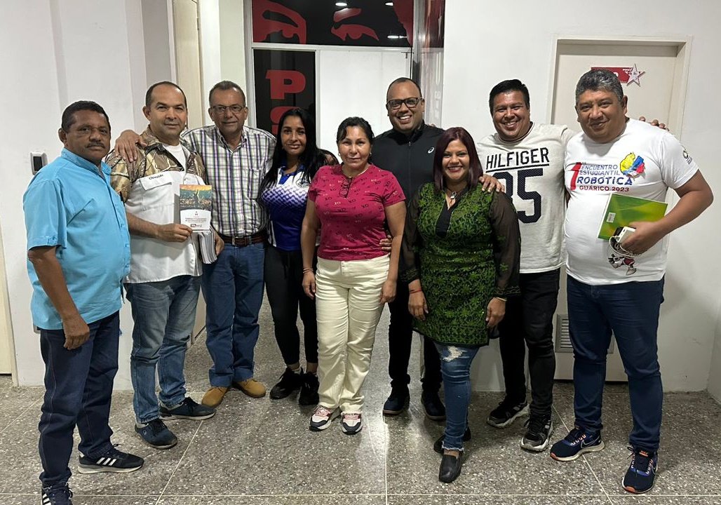 #NoTeVistasQueNoVas 
Desde la Sede del PSUV GUARICO instalados y activos viendo el Programa <a href="/ConElMazoDando/">Con el Mazo Dando</a> saludos a todo su equipo y al Camarada <a href="/dcabellor/">Diosdado Cabello R</a> 

Mejor informados imposible...
<a href="/Jucanle76/">Juan Carlos A.</a> 
<a href="/hedyartillero/">Hedy Ramirez</a> 
@