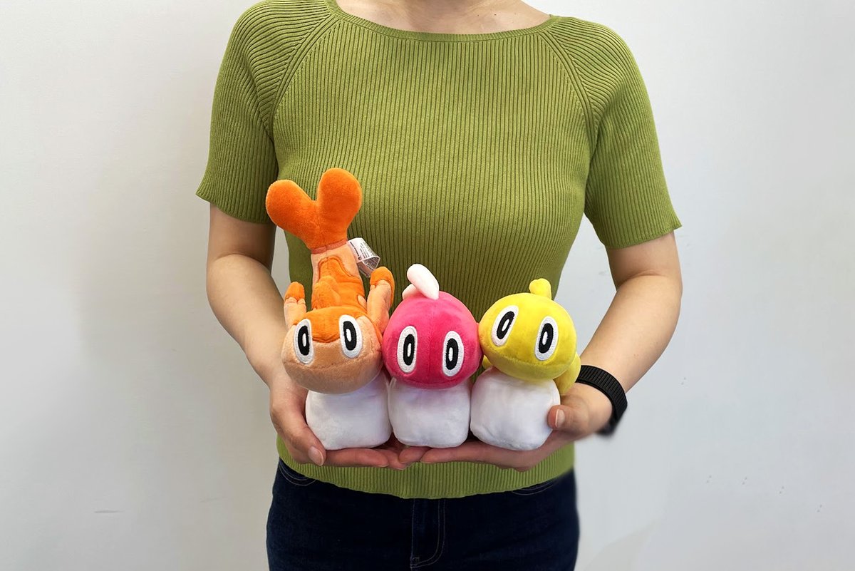 Nuevas imágenes de los próximos peluches de Tatsugiri, Floragato, Quaxwell y Crocalor a la venta en Japón