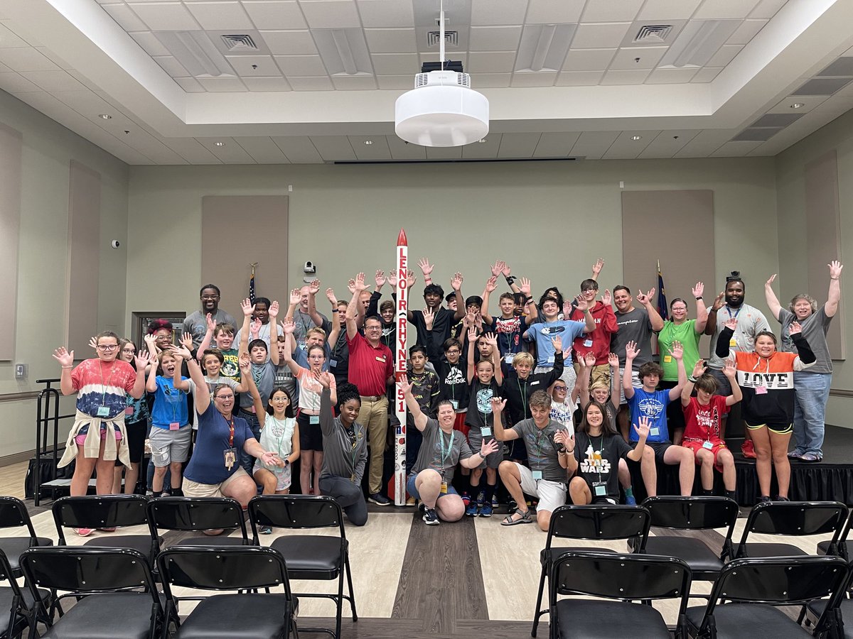Look 👀 who stopped by to talk to our ⁦<a href="/isschools/">Iredell-Statesville Schools</a>⁩ students 🚀… resident rocket scientist Dr. Doug Knight! He even brought his team’s recently launched rocket. Out of this world visit! ☄️🌎💫🚀#rocketsarefun ⁦<a href="/STEMWestorg/">NC STEM West</a>⁩ ⁦<a href="/DSahley/">debra sahley</a>⁩ ⁦<a href="/AldrinFamilyFdn/">Aldrin Family Foundation</a>⁩