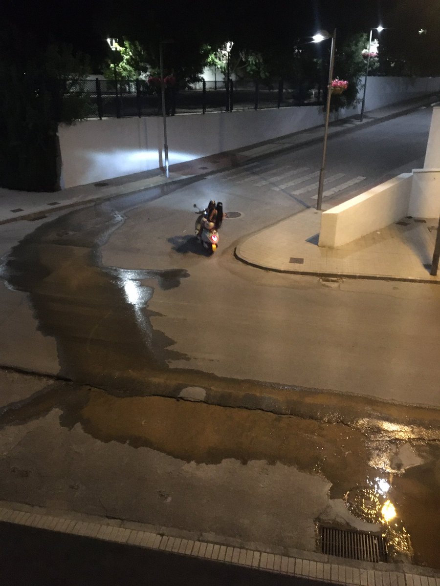 MariCarmenSur's tweet photo. @Aguasvira fuga de agua en Jun!! 3:15 horas … sigue saliendo agua en Parque Generaciones con Av. Juan García Valdecasas!! Podrían pasar a mirar ? Gracias https://t.co/MZAt6M24VO