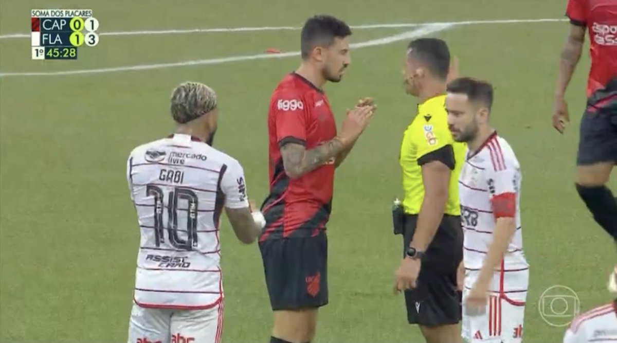 futebol_info's tweet photo. Torcida do Athletico jogou um biscoito em Gabigol durante a comemoração do gol do Flamengo. O atacante comeu.

📸 Reprodução/Globo https://t.co/KiLajIbkTe