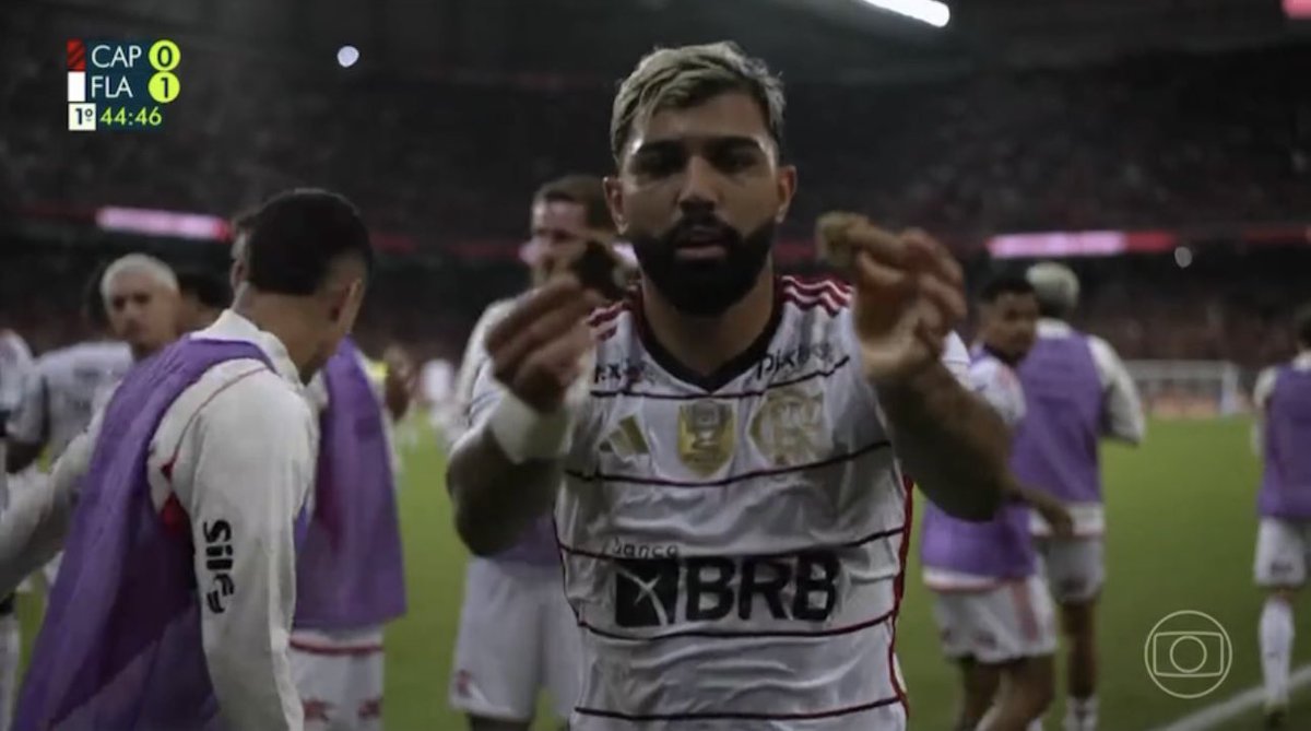 futebol_info's tweet photo. Torcida do Athletico jogou um biscoito em Gabigol durante a comemoração do gol do Flamengo. O atacante comeu.

📸 Reprodução/Globo https://t.co/KiLajIbkTe