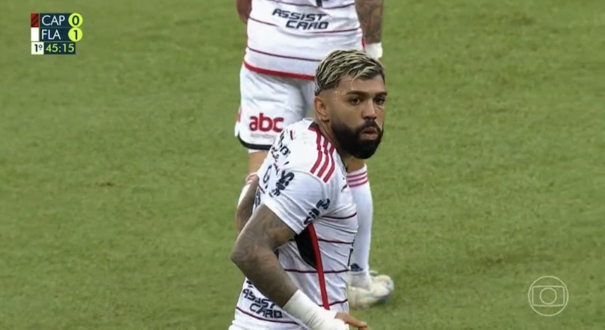 futebol_info's tweet photo. Torcida do Athletico jogou um biscoito em Gabigol durante a comemoração do gol do Flamengo. O atacante comeu.

📸 Reprodução/Globo https://t.co/KiLajIbkTe