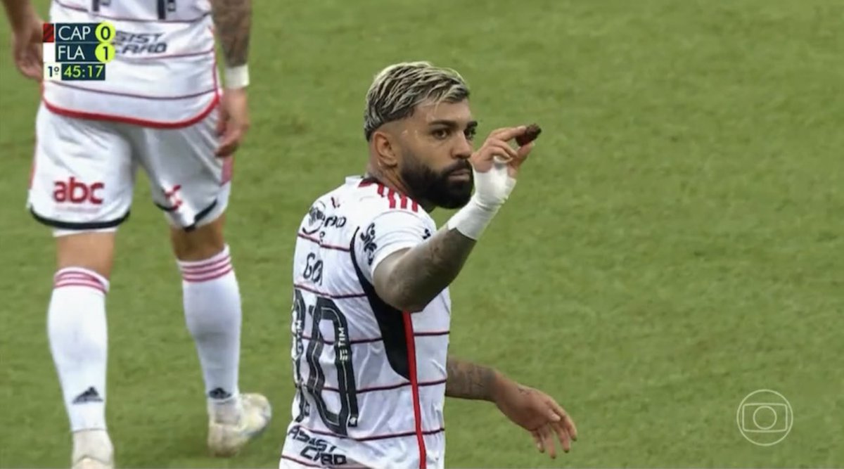 futebol_info's tweet photo. Torcida do Athletico jogou um biscoito em Gabigol durante a comemoração do gol do Flamengo. O atacante comeu.

📸 Reprodução/Globo https://t.co/KiLajIbkTe