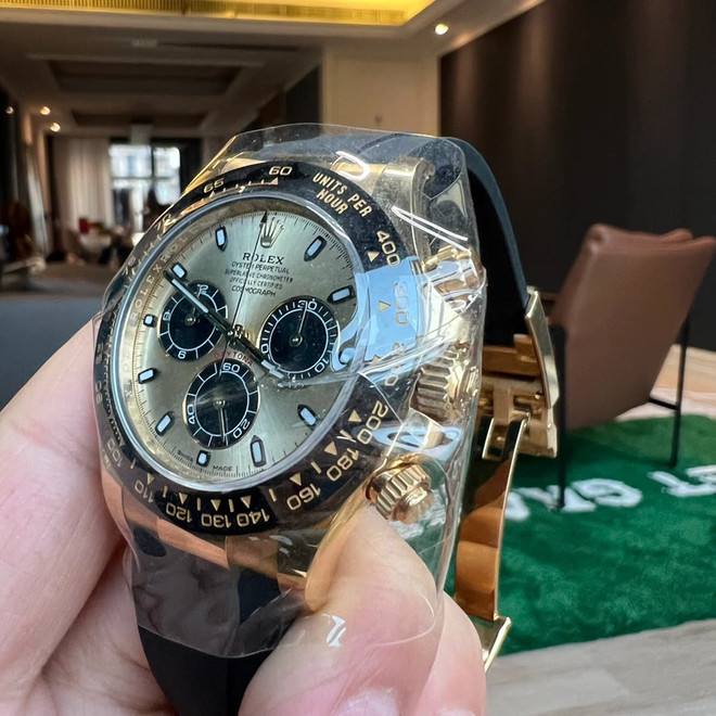 fngd865542's tweet photo. The #Rolex_Daytona 116518LN combines the elegance of gold with the sporty character of the Daytona collection. It is a timepiece that offers both style and functionality, making it a popular choice among watch #enthusiasts and #collectors alike.
#RolexSeries #Rolex #Watches https://t.co/N9QIHStAYW
