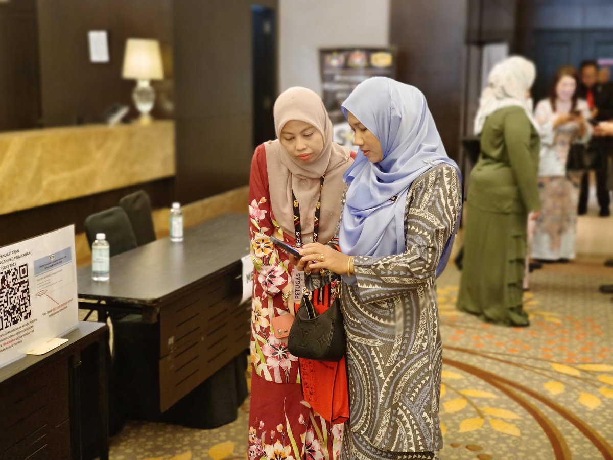 JKRMelaka's tweet photo. Sesi pendaftaran pada hari ketiga yang juga merupakan hari terakhir bagi Persidangan Pegawai Kanan (SOC) JKR Malaysia 2023 di Melaka pada kali ini.

Peserta persidangan juga tidak melepaskan peluang untuk bergambar kenangan di 'photo booth' yang disediakan. https://t.co/lj3WZ9ttp8