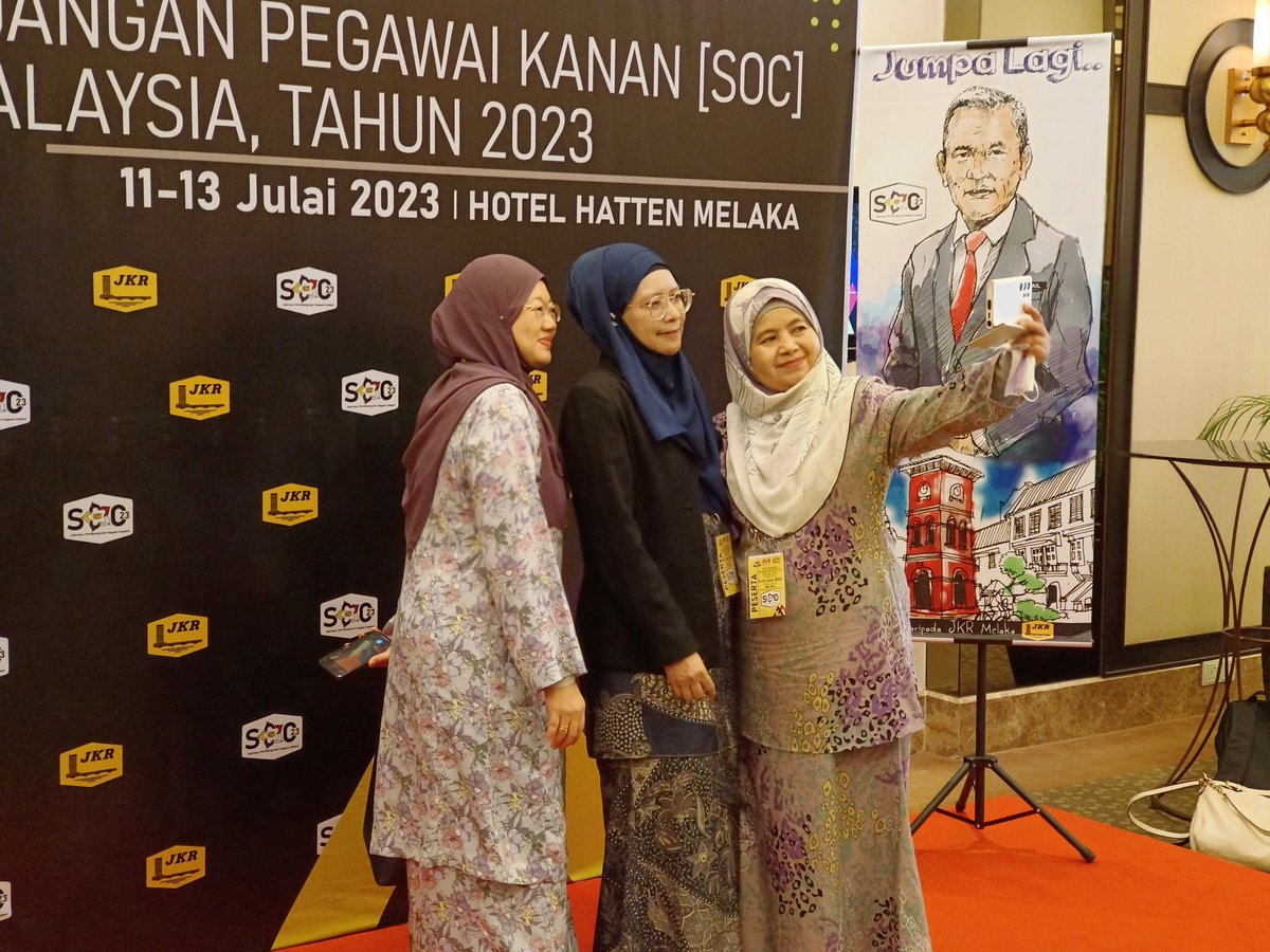 JKRMelaka's tweet photo. Sesi pendaftaran pada hari ketiga yang juga merupakan hari terakhir bagi Persidangan Pegawai Kanan (SOC) JKR Malaysia 2023 di Melaka pada kali ini.

Peserta persidangan juga tidak melepaskan peluang untuk bergambar kenangan di 'photo booth' yang disediakan. https://t.co/lj3WZ9ttp8