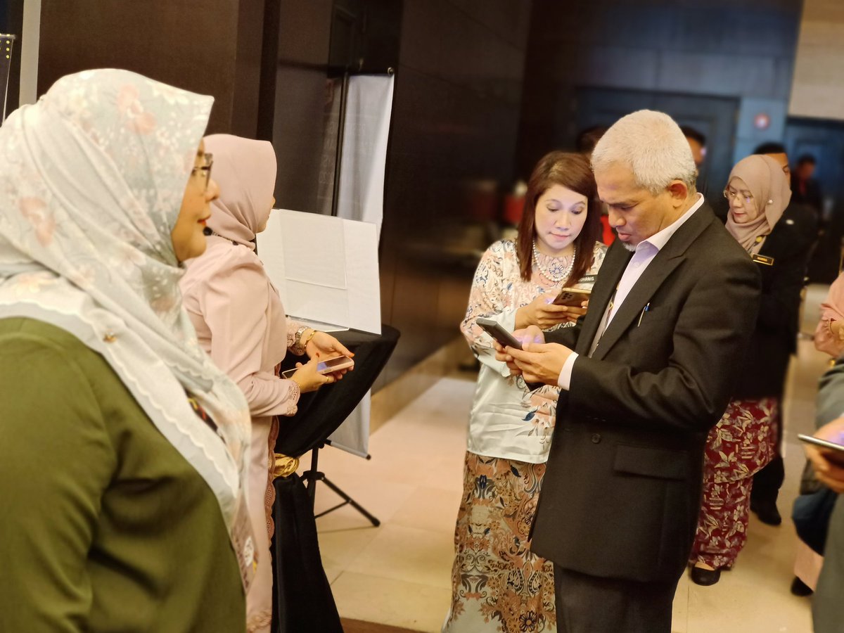 JKRMelaka's tweet photo. Sesi pendaftaran pada hari ketiga yang juga merupakan hari terakhir bagi Persidangan Pegawai Kanan (SOC) JKR Malaysia 2023 di Melaka pada kali ini.

Peserta persidangan juga tidak melepaskan peluang untuk bergambar kenangan di 'photo booth' yang disediakan. https://t.co/lj3WZ9ttp8