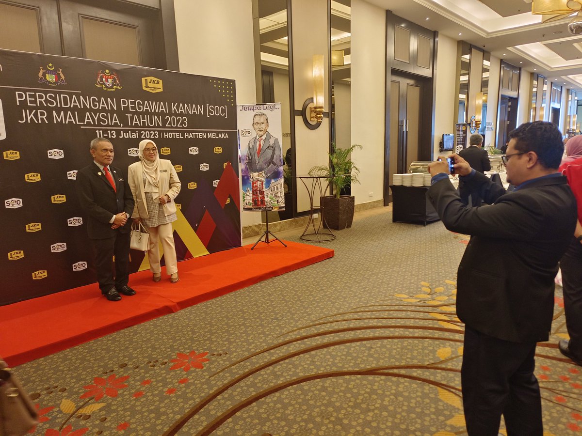 JKRMelaka's tweet photo. Sesi pendaftaran pada hari ketiga yang juga merupakan hari terakhir bagi Persidangan Pegawai Kanan (SOC) JKR Malaysia 2023 di Melaka pada kali ini.

Peserta persidangan juga tidak melepaskan peluang untuk bergambar kenangan di 'photo booth' yang disediakan. https://t.co/lj3WZ9ttp8